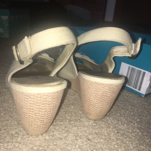 Montego Bay Club ivory flower wedges - Picture 4 of 6